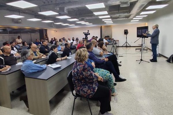Claudio Katz alerta sobre el avance de la ultraderecha en América Latina y la necesidad de una integración regional