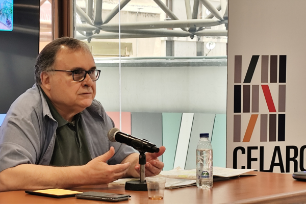 Michel Mujica resaltó la vigencia de las luchas anticoloniales de Sankara y Chávez en un foro sobre Frantz Fanon