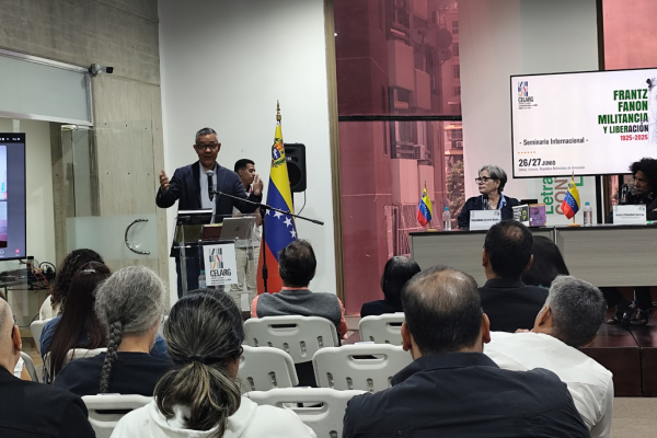 Luchas y pensamiento anticolonialista de Frantz Fanon reúne a intelectuales de Nuestra América en Caracas