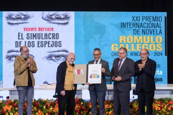 Vicente Battista recibe el XXI Premio Internacional de Novela Rómulo Gallegos en Caracas